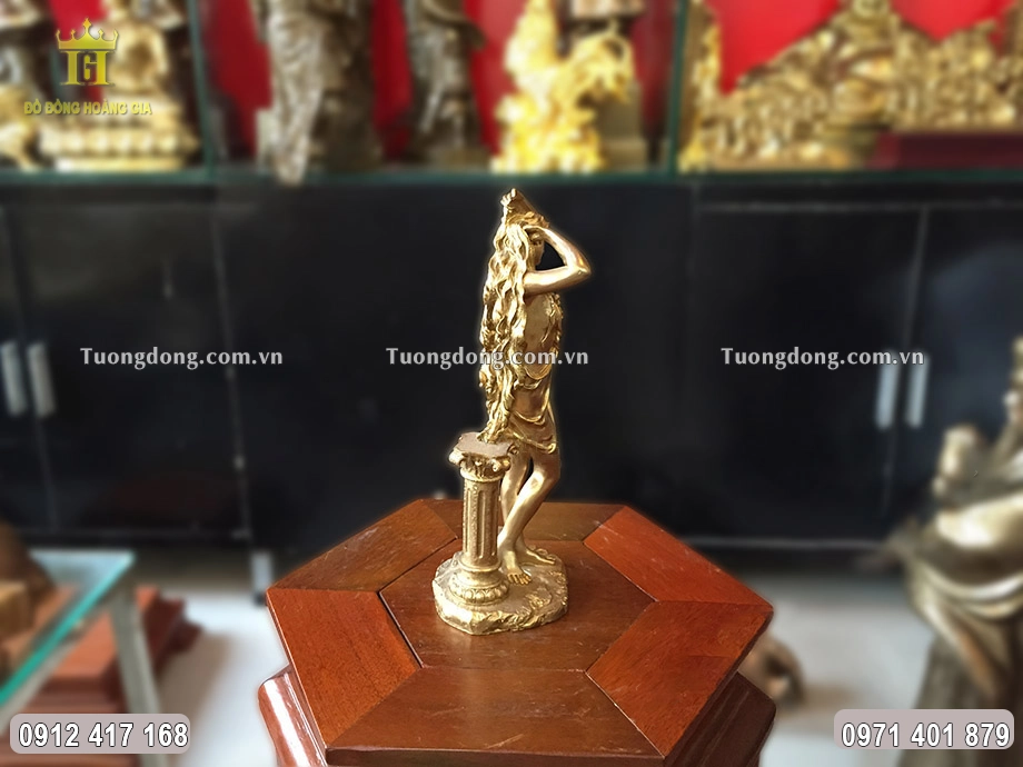 Từng họa tiết hoa văn được chạm khắc sắc nét